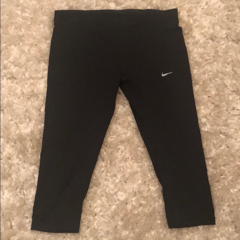 NWOT Nike Women’s Cropped Leggings Sz L